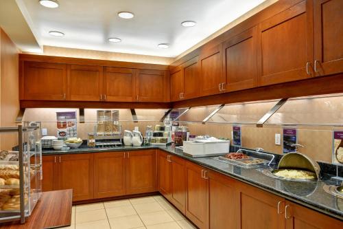 cocina grande con armarios de madera y comida en Residence Inn by Marriott Morgantown Medical Center Area, en Morgantown