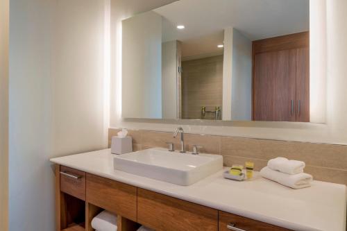 y baño con lavabo blanco y espejo. en Element Fort Lauderdale Downtown en Fort Lauderdale