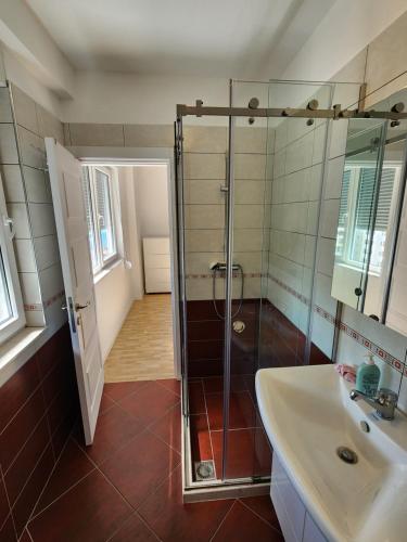 Ένα μπάνιο στο Apartments near the Sea in Shengjin