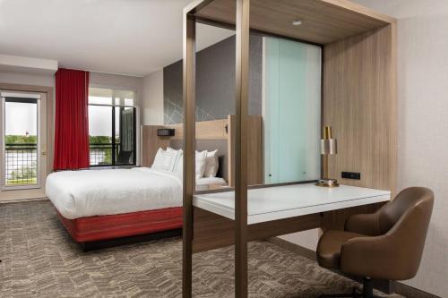 Habitación de hotel con cama y escritorio con silla en SpringHill Suites by Marriott Great Falls, en Great Falls