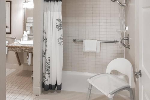 La salle de bains est pourvue d'une douche, de toilettes et d'un lavabo. dans l'établissement Residence Inn by Marriott Spartanburg, à Spartanburg