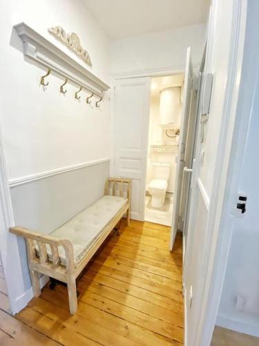 Cette petite chambre comprend un banc et des toilettes. dans l'établissement Appt. T3 type Haussmannien vue mer sur port, au Pouliguen