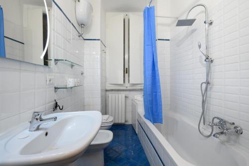 een witte badkamer met een wastafel en een toilet bij Monserrato Apartment in Rome