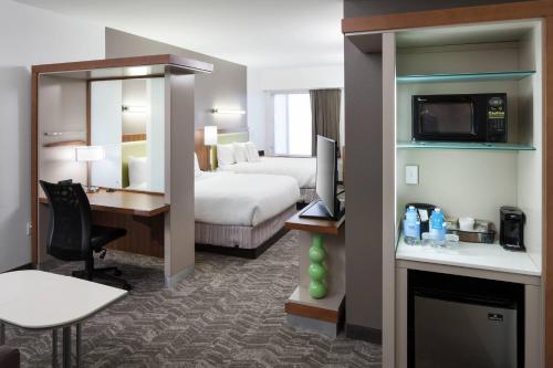 Habitación de hotel con cama y escritorio en SpringHill Suites by Marriott Orlando at SeaWorld en Orlando