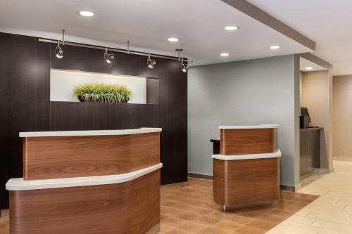 een lobby van een kantoorgebouw met een receptie bij Courtyard by Marriott Dayton North in Dayton