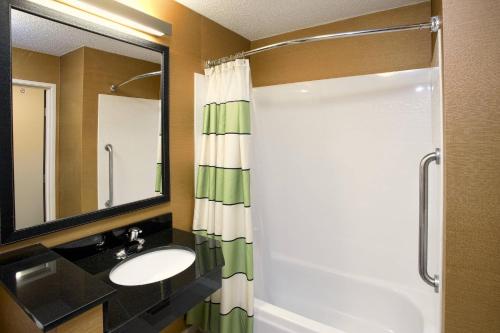 uma casa de banho com um lavatório e um chuveiro em Fairfield by Marriott Southeast Hammond, IN em Hammond