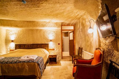 Ένα ή περισσότερα κρεβάτια σε δωμάτιο στο Cappadocia inans Cave & Swimming Pool Hot