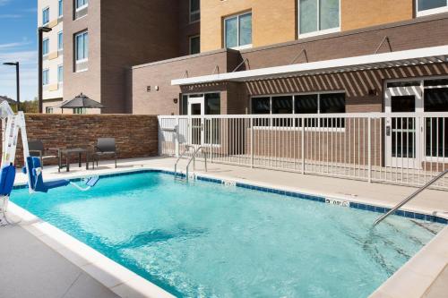 a large swimming pool in front of a building at Fairfield by Marriott Inn & Suites Memphis Arlington in Arlington