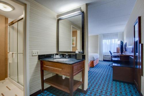 Baño del hotel con lavabo y espejo en Fairfield Inn Portsmouth Seacoast en Portsmouth
