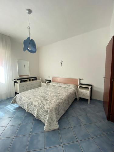 sypialnia z łóżkiem i telewizorem na ścianie w obiekcie Casa Tea w mieście Marotta