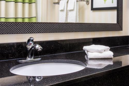 umywalka w łazience z lustrem i ręcznikami w obiekcie Fairfield Inn Middletown Monroe w mieście Middletown