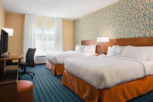 um quarto de hotel com duas camas e uma televisão em Fairfield Inn & Suites by Marriott Bristol em Bristol