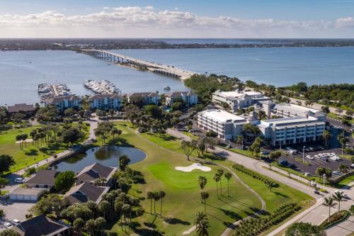 una vista aérea del complejo y del agua en Marriott Hutchinson Island Beach Resort, Golf & Marina, en Stuart
