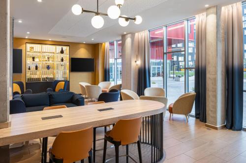 a meeting room with a table and chairs at Courtyard by Marriott Paris Charles de Gaulle Central Airport in Roissy-en-France