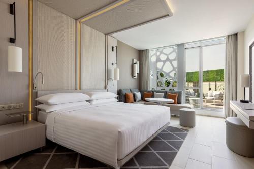 een slaapkamer met een groot bed en een woonkamer bij Rabat Marriott Hotel in Rabat