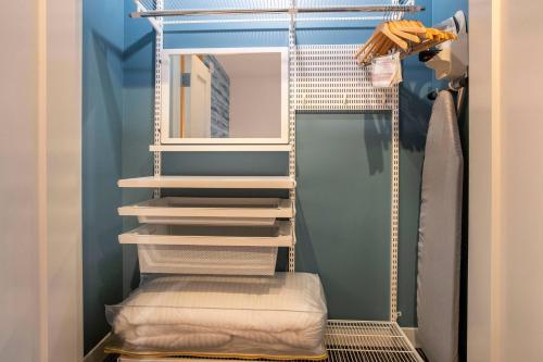 vestidor con escaleras y espejo en TownePlace Suites by Marriott Conroe, en Conroe