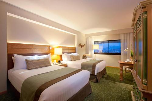 una camera d'albergo con due letti e una finestra di Marriott Tuxtla Gutierrez Hotel a Tuxtla Gutiérrez
