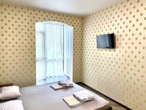 1 dormitorio con 1 cama con 2 toallas en 26 Perlyna Arcadia apartment, en Odessa
