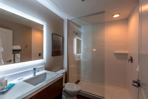 y baño con ducha, lavabo y aseo. en TownePlace Suites by Marriott Lexington Keeneland/Airport en Lexington