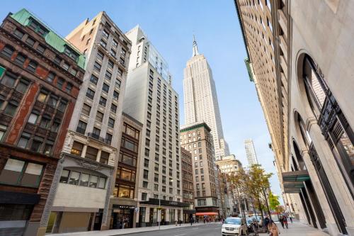 a city street with tall buildings in a city at Le Méridien New York, Fifth Avenue in New York