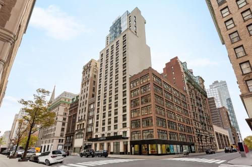 un edificio alto con un reloj encima en Le Méridien New York, Fifth Avenue, en Nueva York