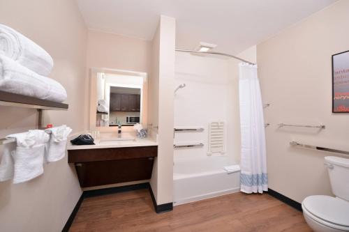 bagno con doccia, lavandino e servizi igienici di TownePlace Suites by Marriott Ontario Chino Hills a Chino Hills