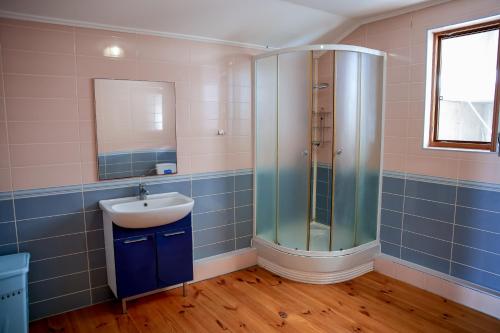 W łazience znajduje się umywalka i prysznic. w obiekcie Villa SeaZone w Zatoce