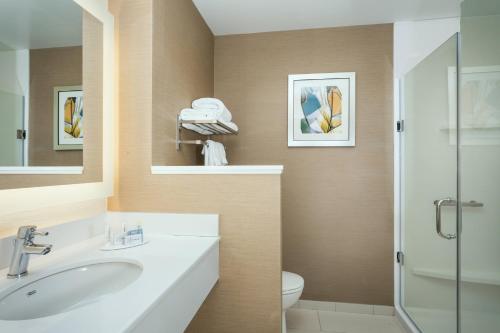 Phòng tắm tại Fairfield Inn & Suites by Marriott Tacoma DuPont