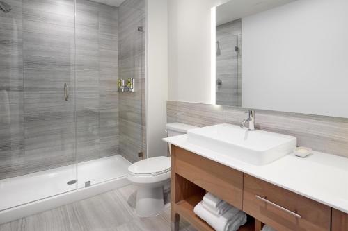 La salle de bains est pourvue d'un lavabo, de toilettes et d'une douche. dans l'établissement Element Edmonton West, à Edmonton