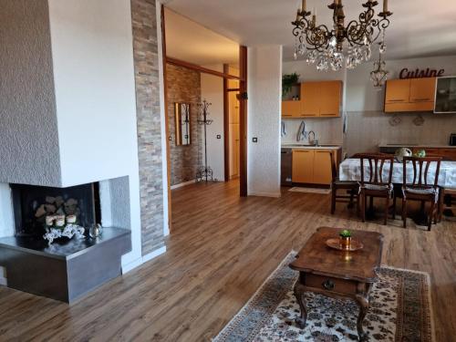 sala de estar con mesa y cocina en NEW Pascasio Suite: charming stays at the doors of Udine, en Pasian di Prato