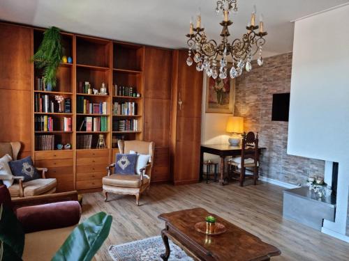 sala de estar con lámpara de araña y mesa en NEW Pascasio Suite: charming stays at the doors of Udine, en Pasian di Prato