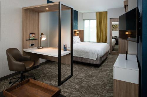 エリザベスタウンにあるSpringHill Suites by Marriott Elizabethtownのベッドとデスクが備わるホテルルームです。