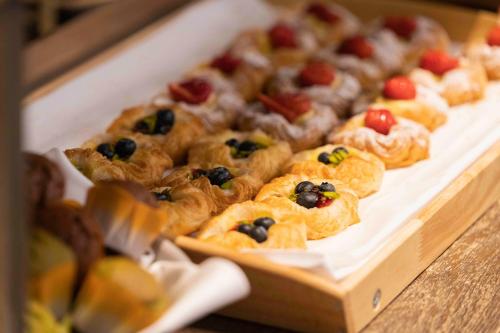 een schaal met gebakjes en fruit erop bij Courtyard by Marriott Tokyo Station in Tokyo