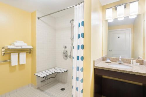y baño con lavabo y ducha. en TownePlace Suites by Marriott Bossier City, en Bossier City