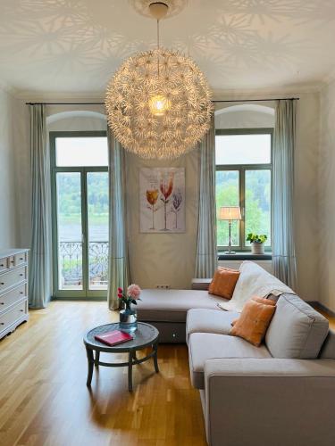 a living room with a couch and a chandelier at Ferienwohnung im Gästehaus in Meißen