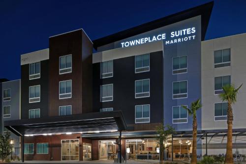 eine Einrichtung der städtischen Dorfsuiten im Marriott Hotel in der Unterkunft TownePlace Suites by Marriott Phoenix Glendale Sports & Entertainment District in Glendale