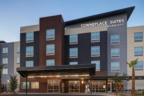 TownePlace Suites by Marriott Phoenix Glendale Sports & Entertainment District في غليندال: تقديم مكان القطر أجنحة ماريوت الفندق