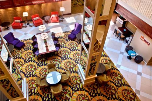 een uitzicht over de lobby met een tafel en stoelen bij Stamford Marriott Hotel & Spa in Stamford