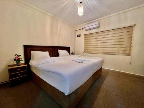 Postel nebo postele na pokoji v ubytování Raqeem Hotel