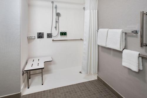 銀泉的住宿－銀泉北/白橡木萬怡酒店，带淋浴的浴室和长凳