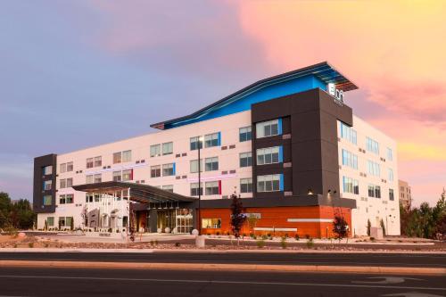 un edificio al lado de una calle en Aloft by Marriott Reno Tahoe International Airport en Reno