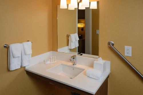 W łazience znajduje się umywalka i lustro. w obiekcie TownePlace Suites by Marriott Toronto Northeast/Markham w mieście Markham