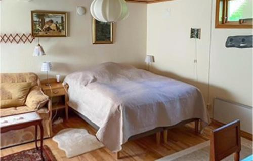 sypialnia z łóżkiem i kanapą w obiekcie Stunning Home In Rtviken With Kitchen 