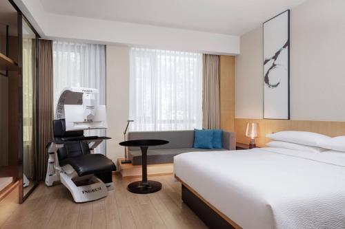 une chambre d'hôtel avec un lit et une chaise dans l'établissement Fairfield by Marriott Shanghai Jingan, à Shanghai