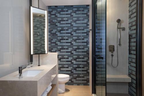 uma casa de banho com um WC, um lavatório e um chuveiro em Fairfield by Marriott Shanghai Jingan em Xangai