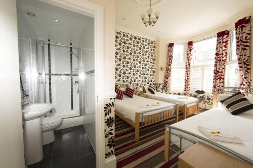 a room with a bathroom with a bed and a sink at Royal London Hotel By Saba in London
