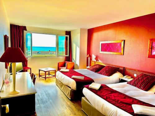 pokój hotelowy z 2 łóżkami i oknem w obiekcie Hotel de l'Europe w mieście Dieppe