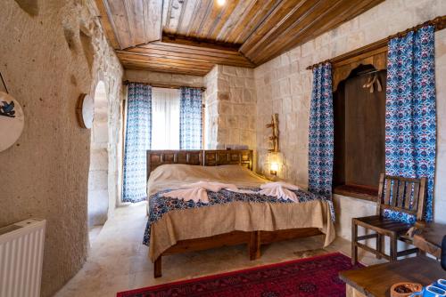 Ένα ή περισσότερα κρεβάτια σε δωμάτιο στο Cappadocia inans Cave & Swimming Pool Hot