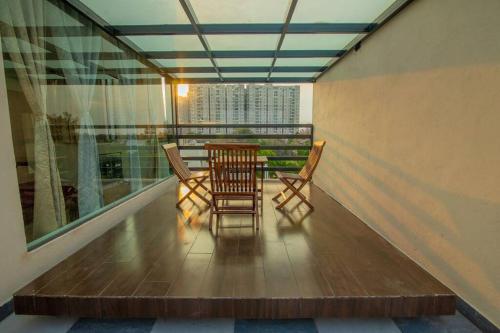 Duas cadeiras e uma mesa numa varanda em Awesome 2bhk flat on first floor em Bangalore