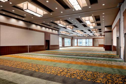 an empty ballroom with a large hall with windows at Le Westin Montreal in Montréal